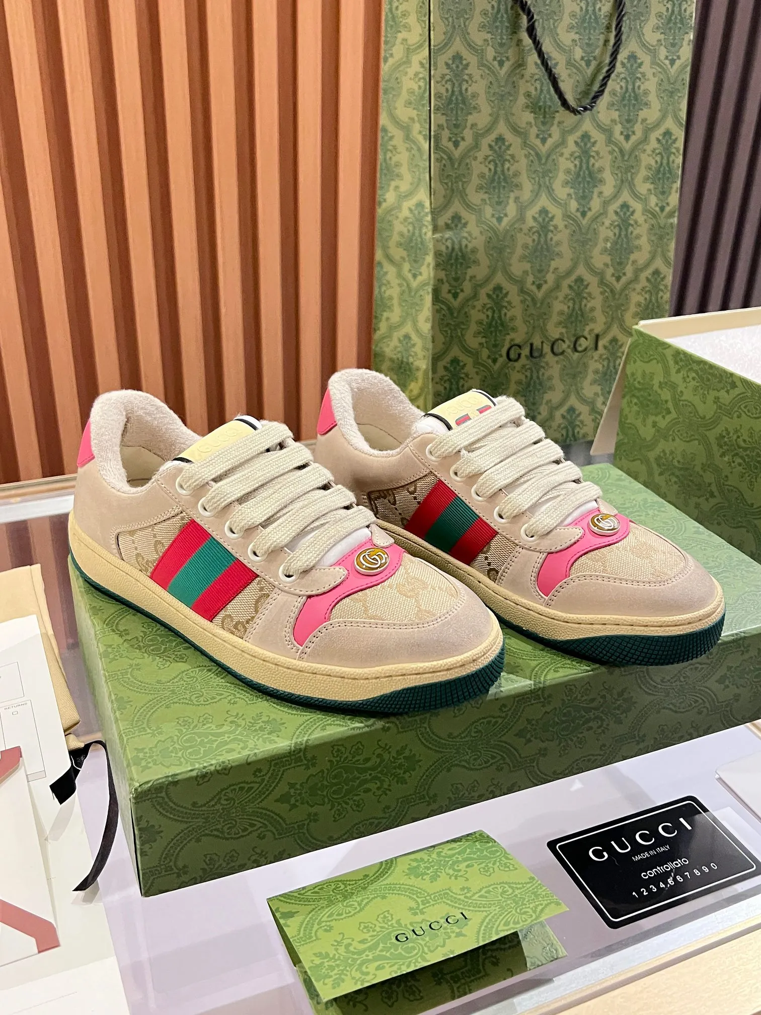 👟👟Ex-factory price 540👟👟 ⚡️Gucci Dirty Shoes Top factory quality, impeccable at the counter, the comfort is incredible. Retro distressed elements, washed retro logo on the tongue, metal double LOGO, 99% recognizable, full of Gucci elements; terry cloth lining, cowhide foot pads and 3mm latex are much more comfortable than real leather shoes. Environmentally friendly TPU wear-resistant outsole, soft and elastic. The inside of the tongue is made of imported elastic bands, which have great tension and won't strangle your feet. I don't develop the shoes without the original version. Only by getting the original version can the shoes be accurate and beat the market version instantly. Every stitch and every stitch is very tight and full. The debugging process is the most painstaking and requires no less than a hundred modifications before it is adjusted to the perfect state so that it can be worn comfortably by all foot types! Size 35-40 women’s model)